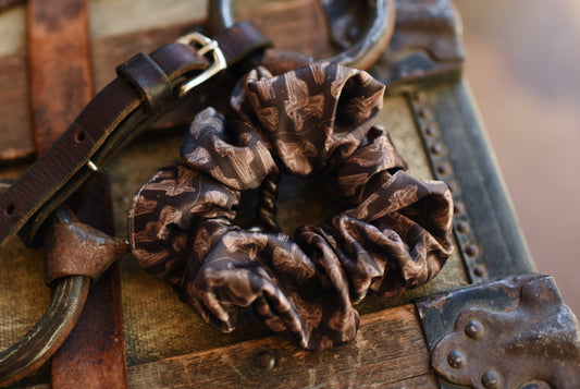 Tirzah Lane - Westernzadel Arena Bruin Scrunchie Cowgirl Haaraccessoire