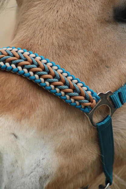 Halsters per cavalli fatti a mano - Capestro annodato ‘Teal Treasure’ smeraldo/teal/caramello