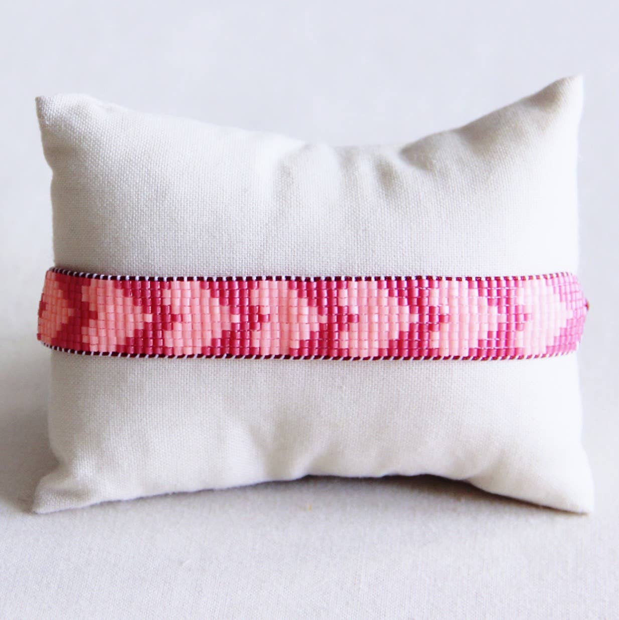 Bazou - Kraaltjes armband met hartjes felroze/ perzik