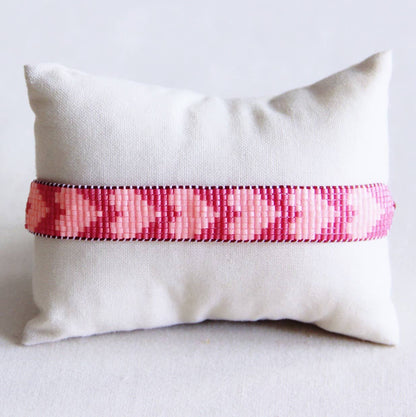 Bazou - Kraaltjes armband met hartjes felroze/ perzik