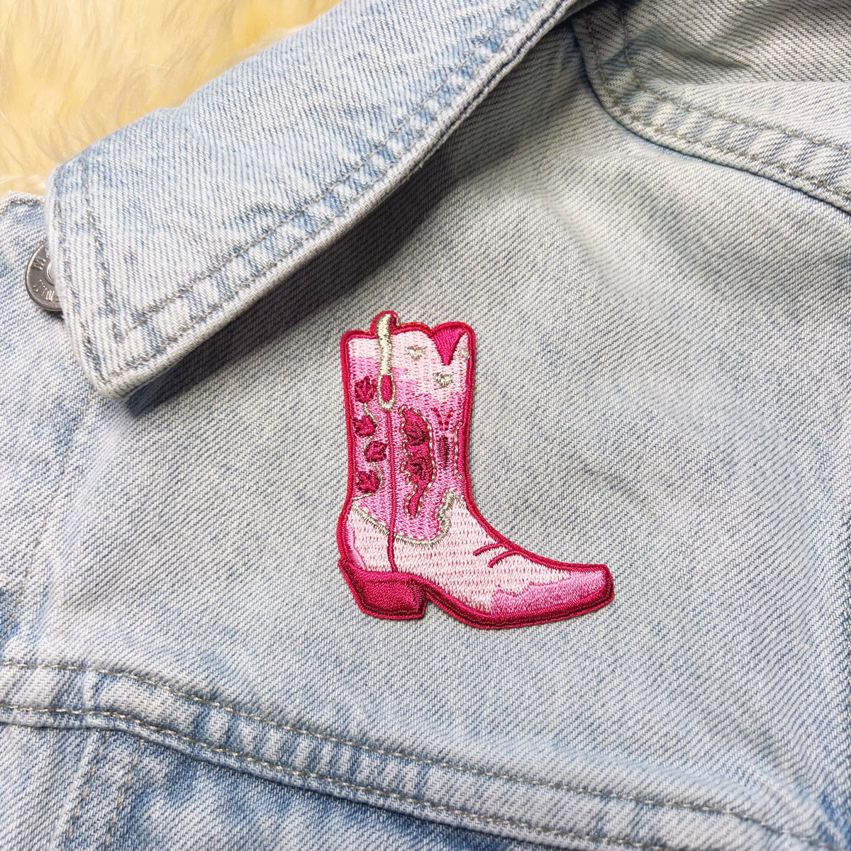 Wildflower Co - Roze cowgirl boot patch strijkapplicatie