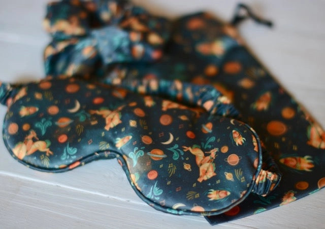 Tirzah Lane - Schlaf-Geschenkset Augenmaske + Scrunchie Cosmic Cowboy
