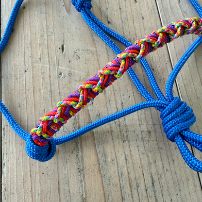 Het Paardenatelier - Touwhalster Nikita ‘Colorlight’ blauw/regenboog