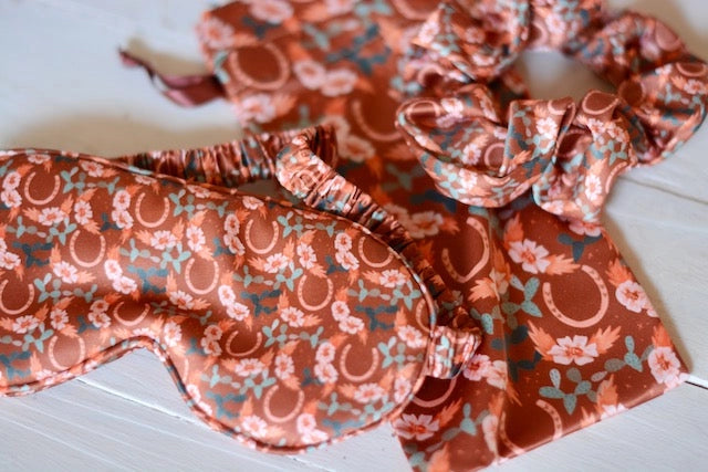 Tirzah Lane - Schlaf-Geschenkset Augenmaske + Scrunchie Western