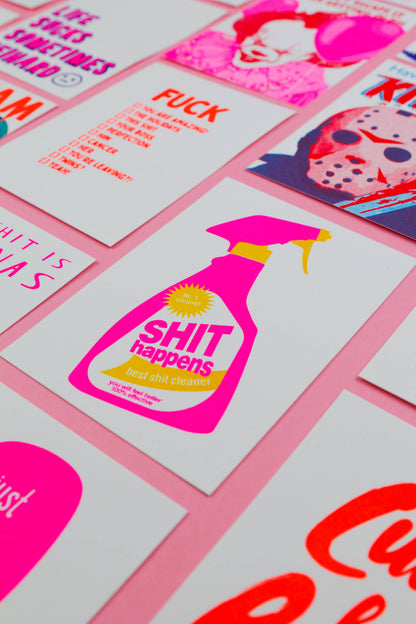 Studio Inktvis - Shit Happens Reinigingsspuitfles Risograph Postkaart
