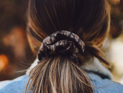 Tirzah Lane - Westernsattel Arena Braun Scrunchie Cowgirl Haaraccessoire