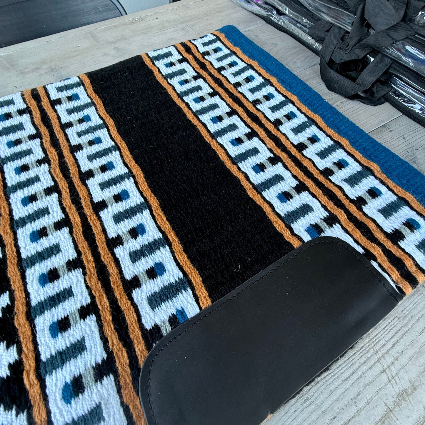 SB067 - Western oversized showblanket A - Zeeblauw, camel, zwart