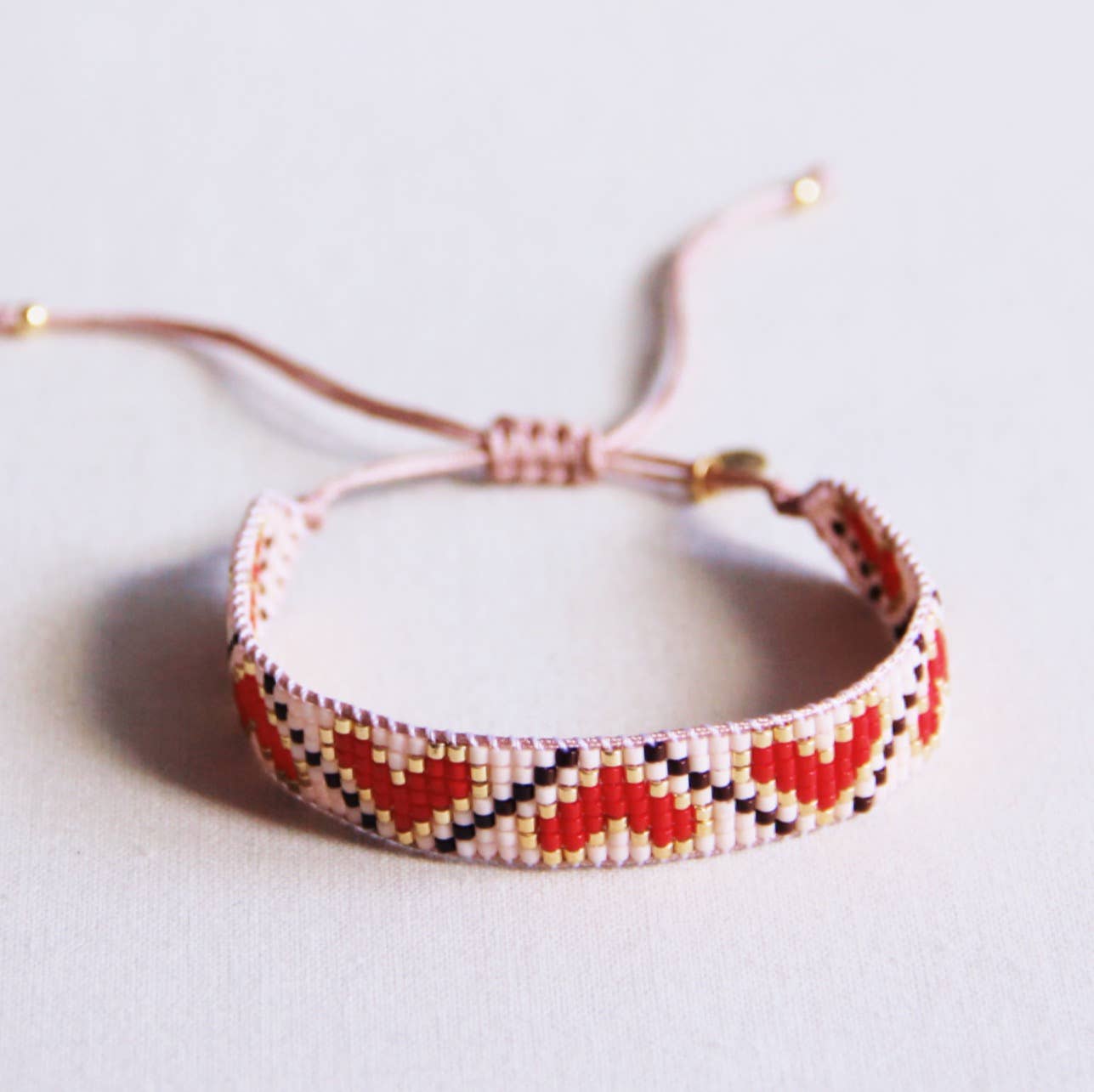 Bazou - Hartpatroon geweven armband rood/bruin