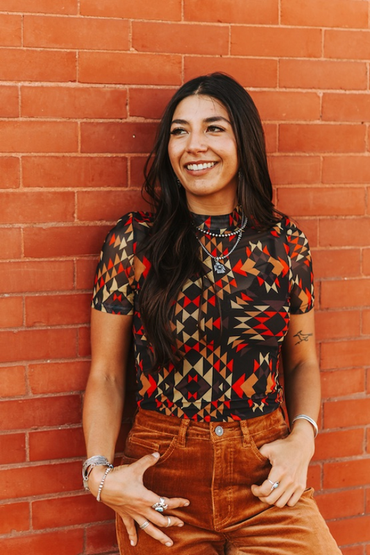 Lucky & Blessed - Zwart Rood Azteekse Korte Mouwen Mesh Top