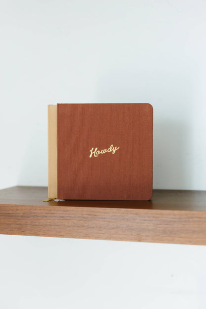 Portmanteau - Quaderno quadrato in lino con rilievo Howdy in foglia oro