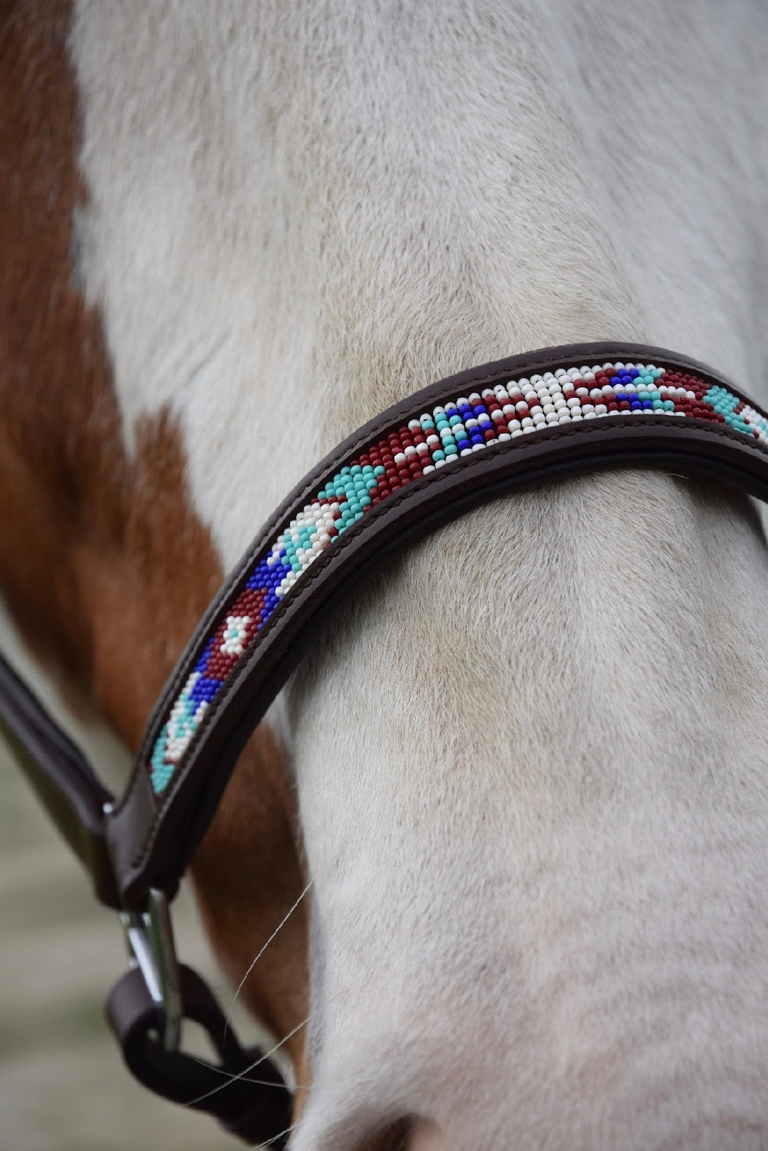 FMH - Licol en cuir cognac avec perles ‘Beaded Bronco Bluey’ bleu/turquoise/blanc