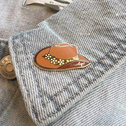 Wildflower Co - Cowgirl Hoed westernhoed emaille pin bruin