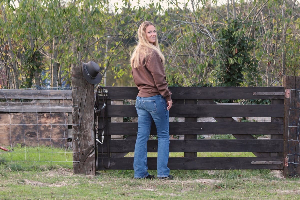 Bridle Up Hope - Kastanienfarbener Charme Pullover mit besticktem Pferd