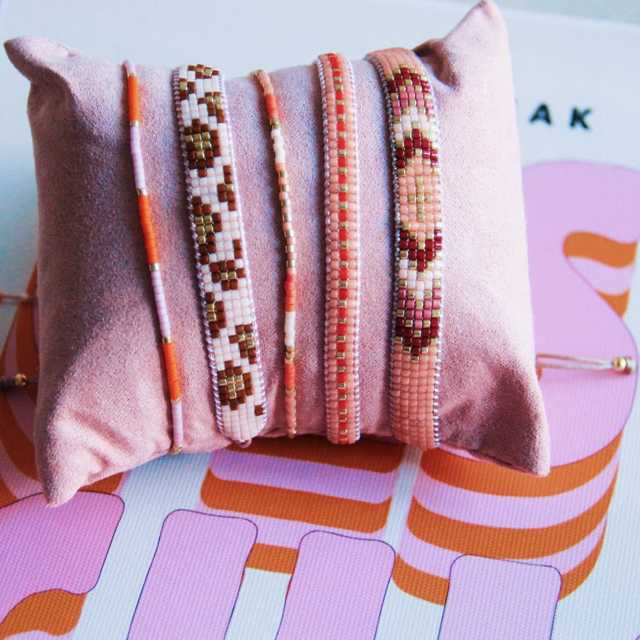 Bazou - Kraaltjes armband met luipaardprint cognac/ peach