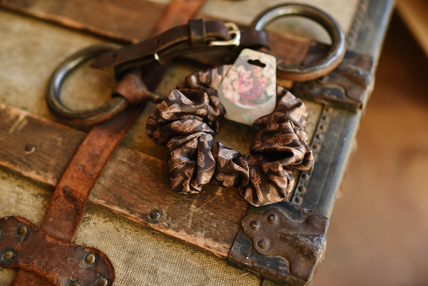 Tirzah Lane - Westernzadel Arena Bruin Scrunchie Cowgirl Haaraccessoire