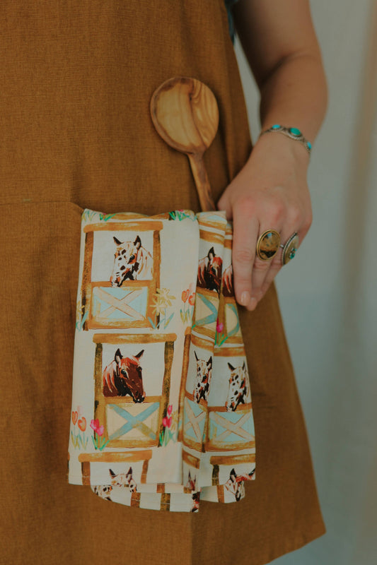 Tirzah Lane - Western Horses in the Barn met bloemen Theedoek