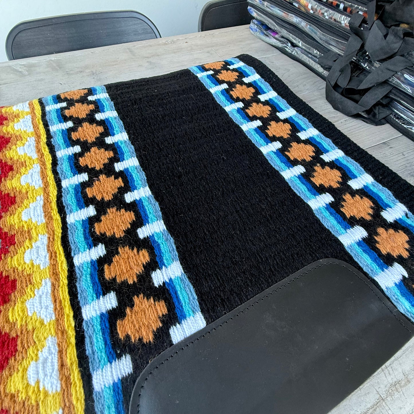 SB068 - Western oversized showblanket A - Zwart, blauw, geel