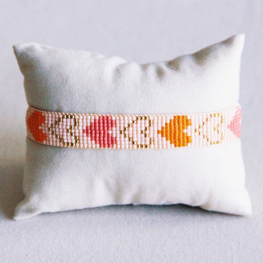 Bazou - Gevlochten armband met kraaltjes hartjes nude/oranje/zalmkleurig
