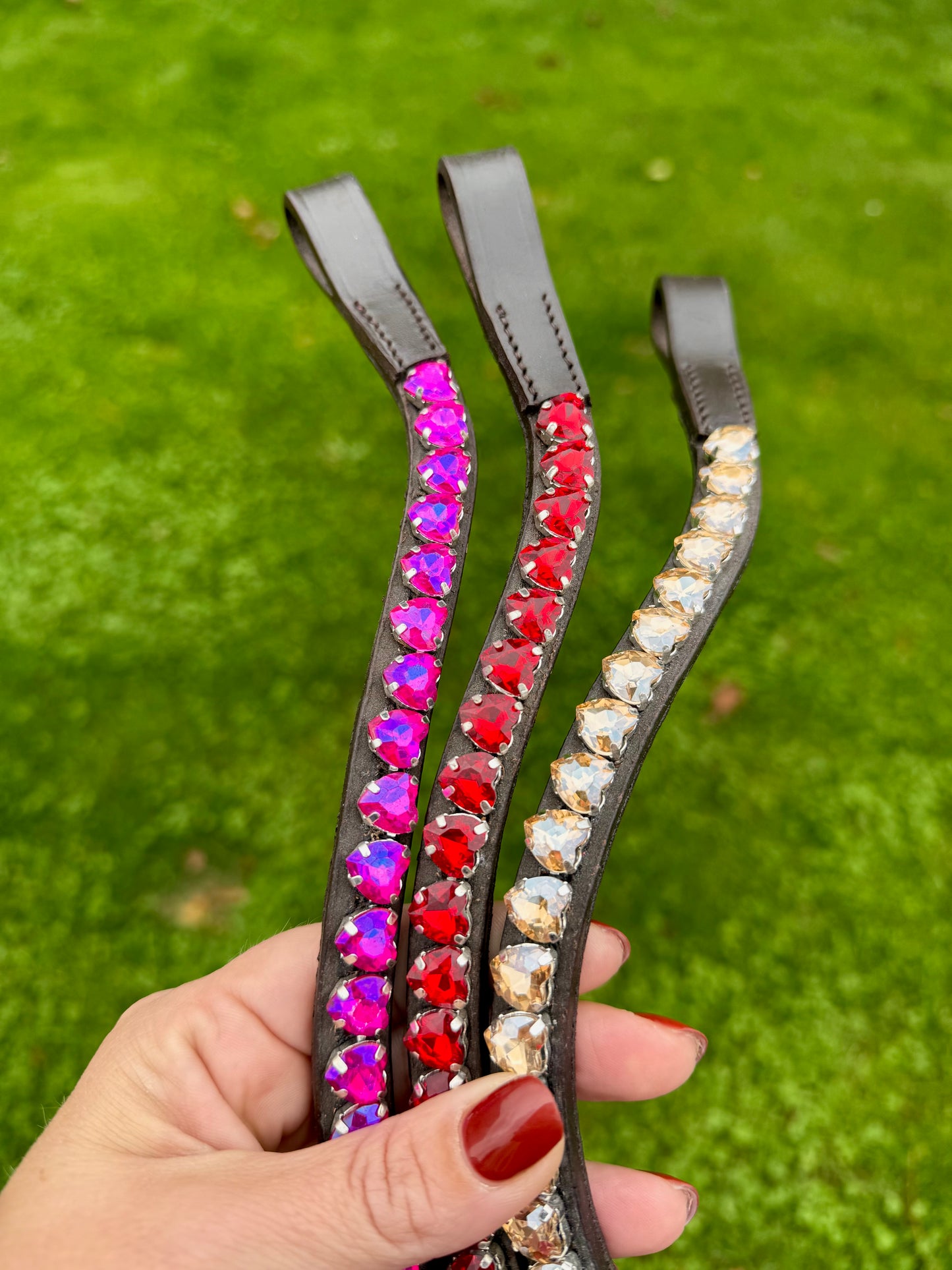 FMH - Sprankelende frontriem ‘Lovehearts’ Wave met 8mm steentjes in hartvorm (div. kleuren)