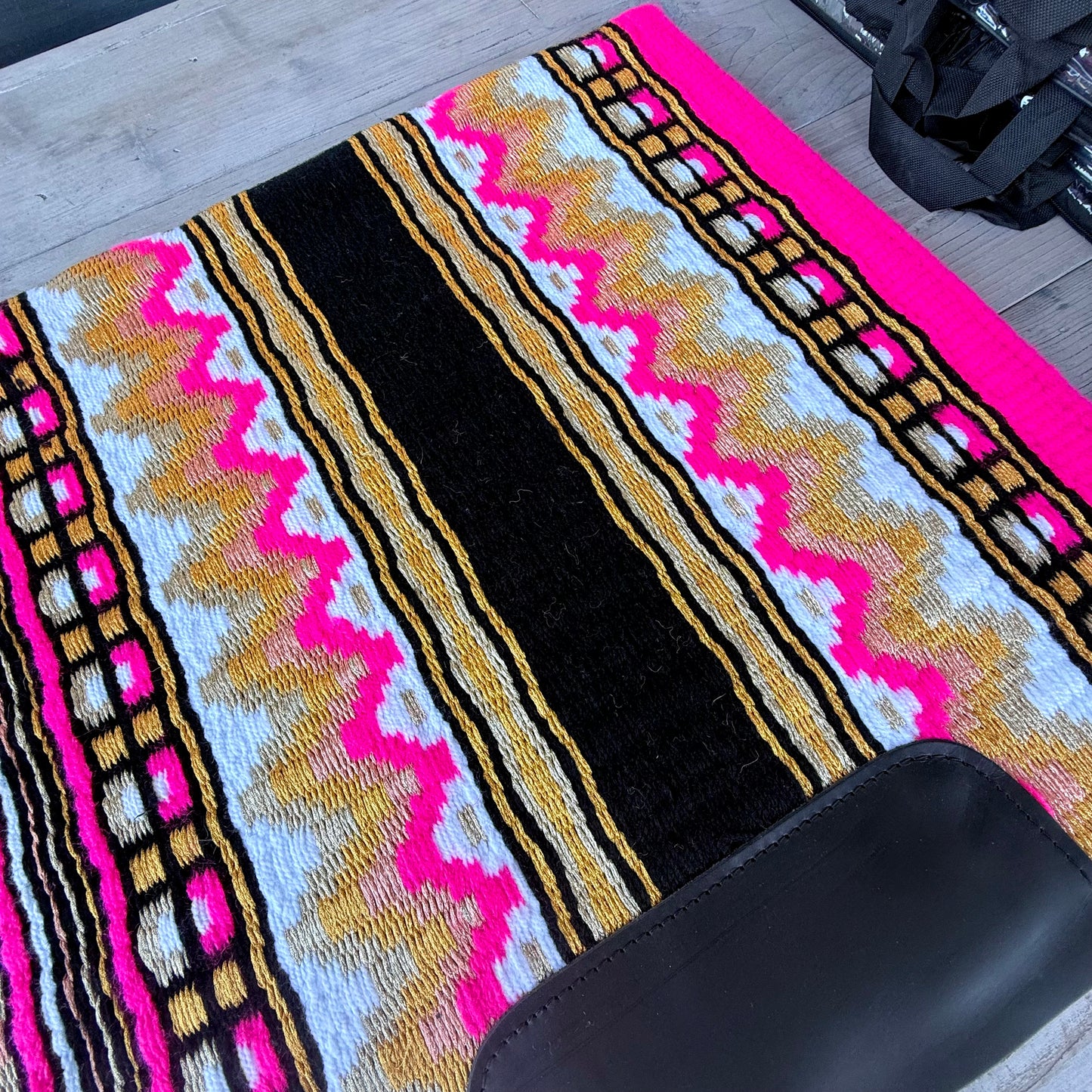 SB072 - Western oversized showblanket A - Neon roze, goud, wit