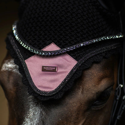 Equestrian Stockholm - FW26 Black Blush - Ear Bonnet oornetje - Ride Against Cancer