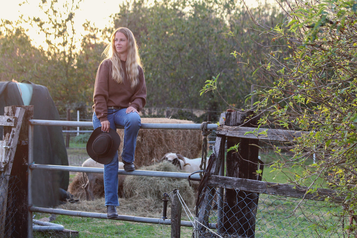 Bridle Up Hope - Kastanienfarbener Charme Pullover mit besticktem Pferd