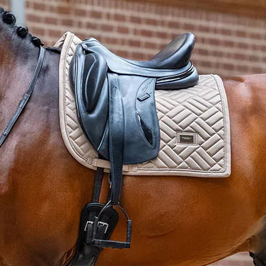 Equestrian Stockholm - SS26 Sable - Tapis de selle de dressage moderne dressuurzadeldek