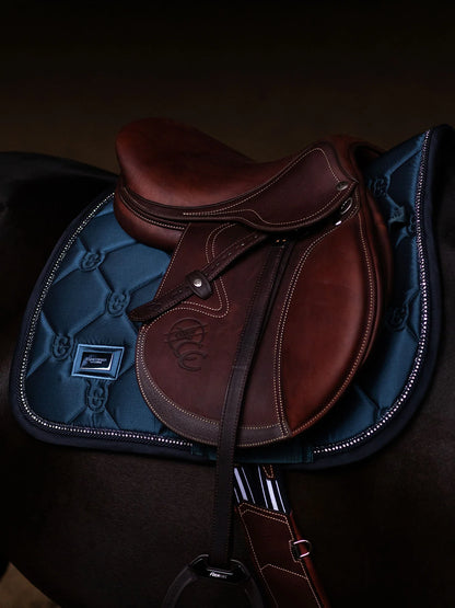 Equestrian Stockholm - FW26 Blue Meadow  - Crystal Shine Jump Saddle Pad springzadeldek