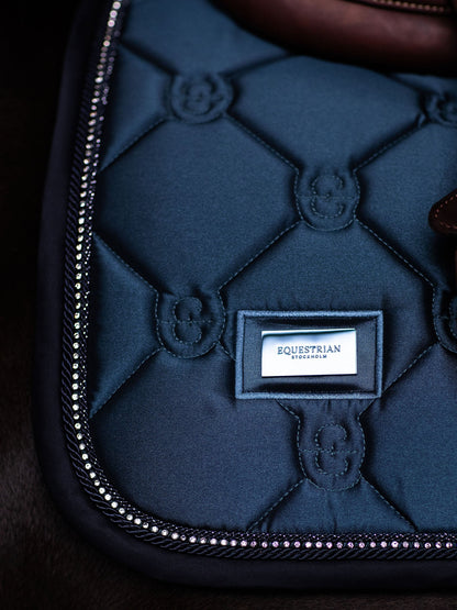 Equestrian Stockholm - FW26 Blue Meadow  - Crystal Shine Jump Saddle Pad springzadeldek