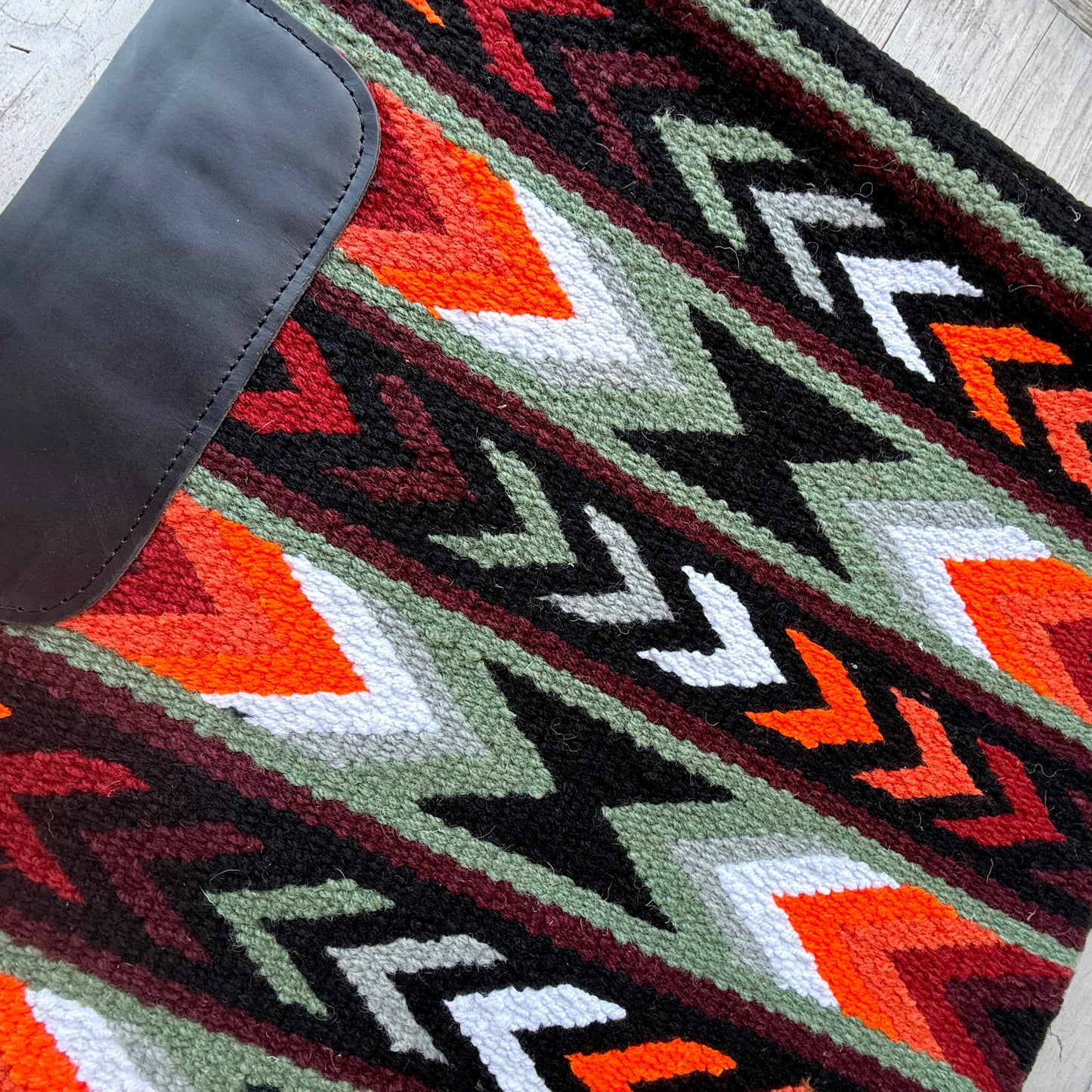 SB074 - Western oversized showblanket A - Zwart, oranje, olijf