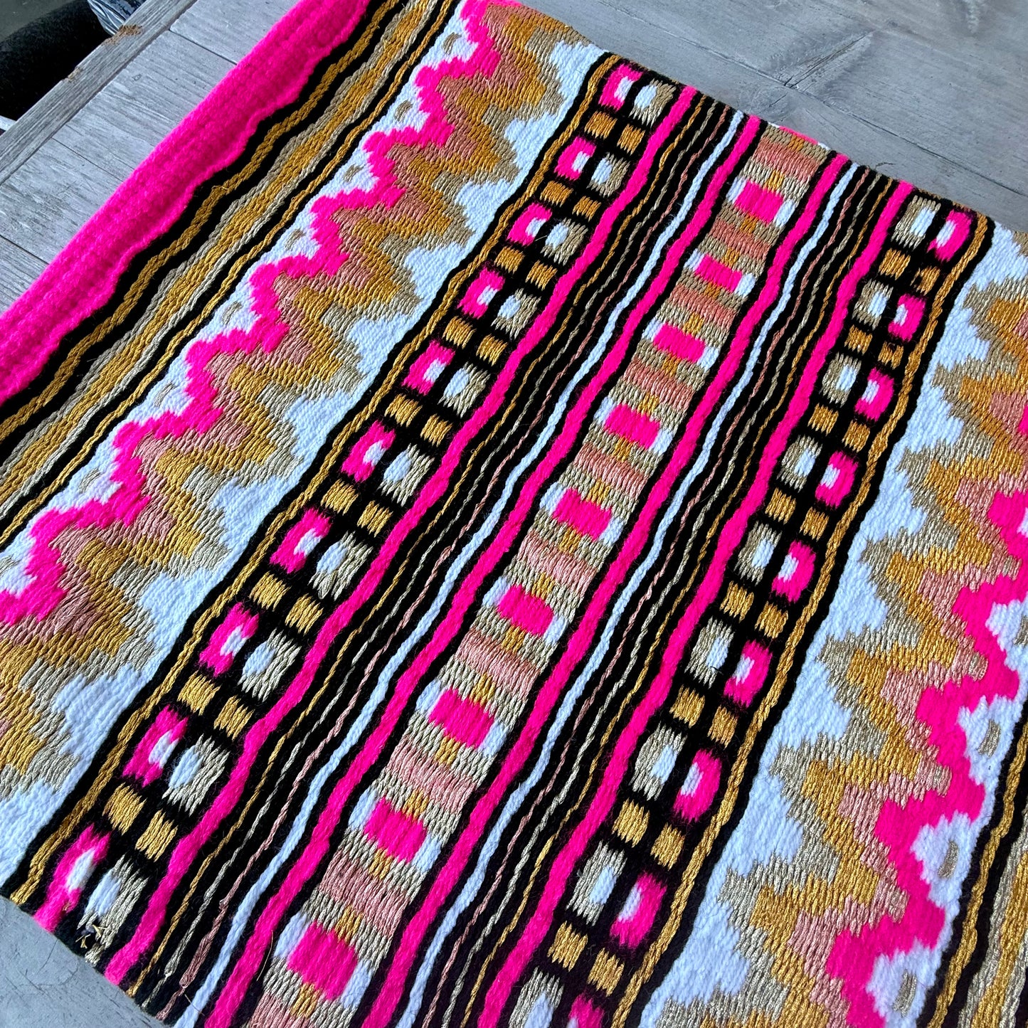 SB072 - Western oversized showblanket A - Neon roze, goud, wit