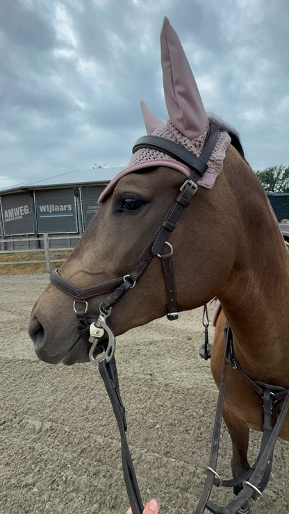 Equestrian Stockholm - SS26 Midsummer Blush - Ohrenschutznetz Modern
