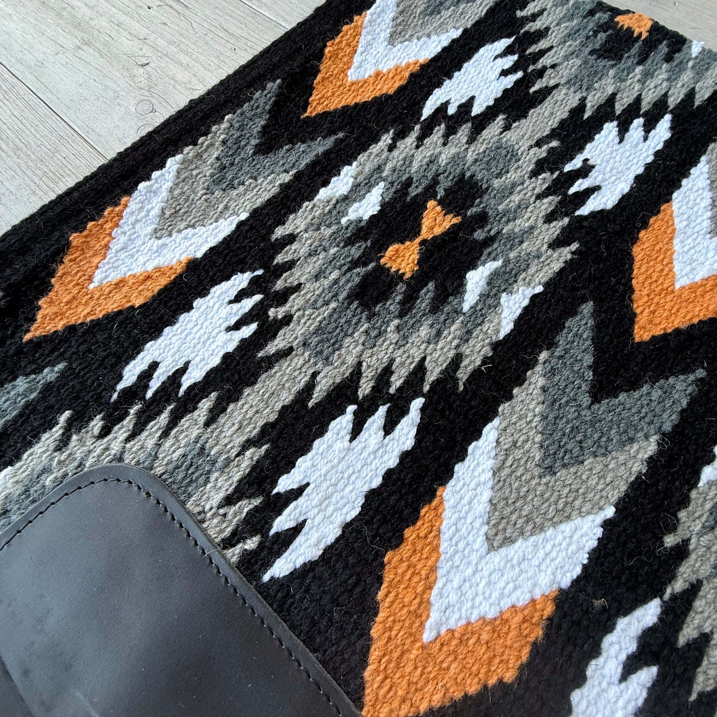 SB050 - Western oversized showblanket A - Zwart, grijs, camel