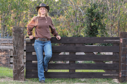 Bridle Up Hope - Kastanienfarbener Charme Pullover mit besticktem Pferd