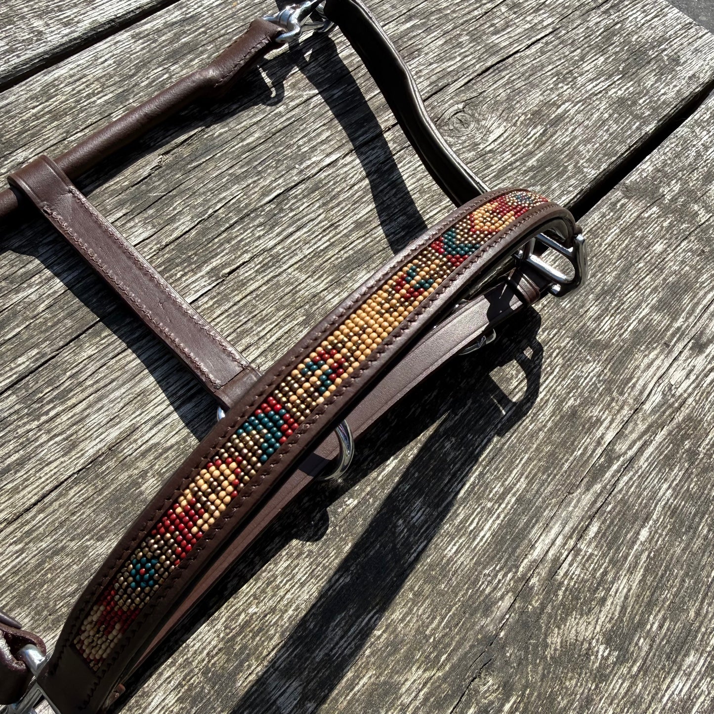 FMH – Cognacfarbener Lederhalfter mit Perlen „Beaded Bronco Nature“ Camel/Gold/Emerald
