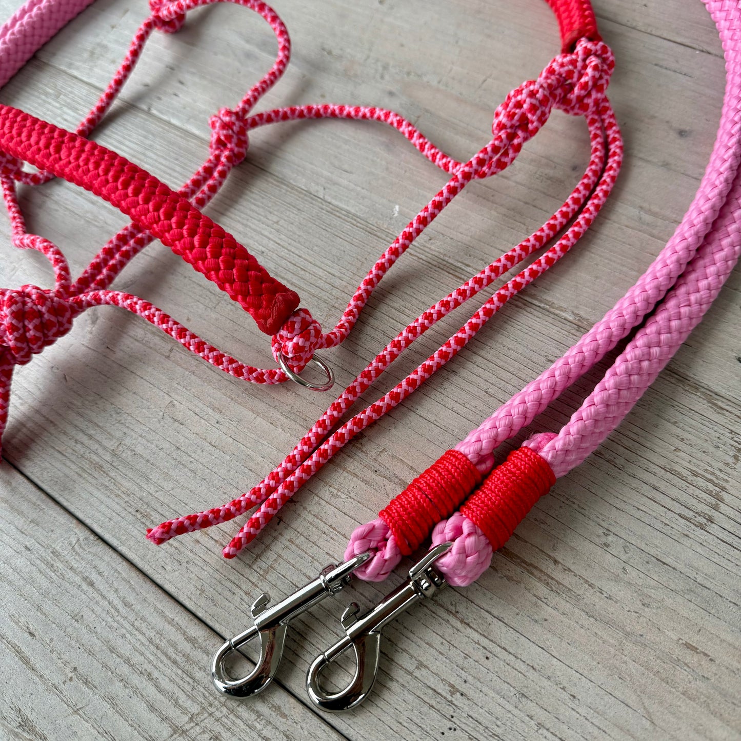 Touwhalsterverkoop - Licol en corde seul ou ensemble licol d'équitation + rênes 'Cupido' mélange rose-rouge/rouge