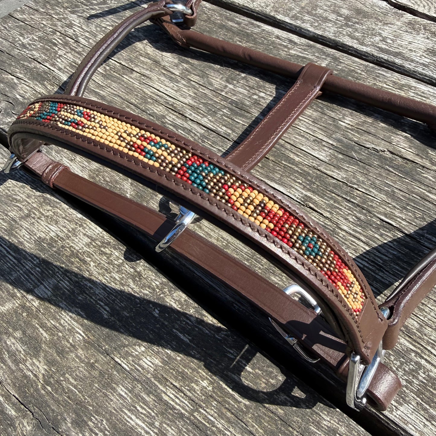 FMH – Cognacfarbener Lederhalfter mit Perlen „Beaded Bronco Nature“ Camel/Gold/Emerald