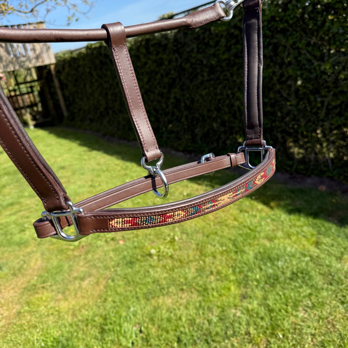 FMH – Cognacfarbener Lederhalfter mit Perlen „Beaded Bronco Nature“ Camel/Gold/Emerald