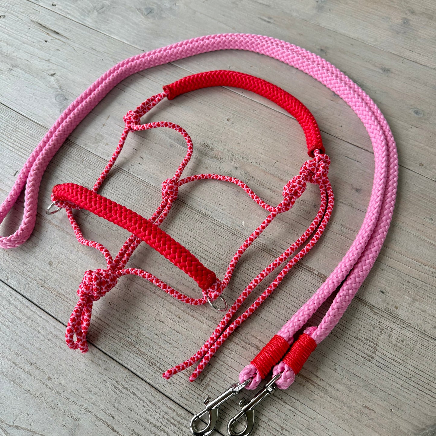 Touwhalsterverkoop - Licol en corde seul ou ensemble licol d'équitation + rênes 'Cupido' mélange rose-rouge/rouge