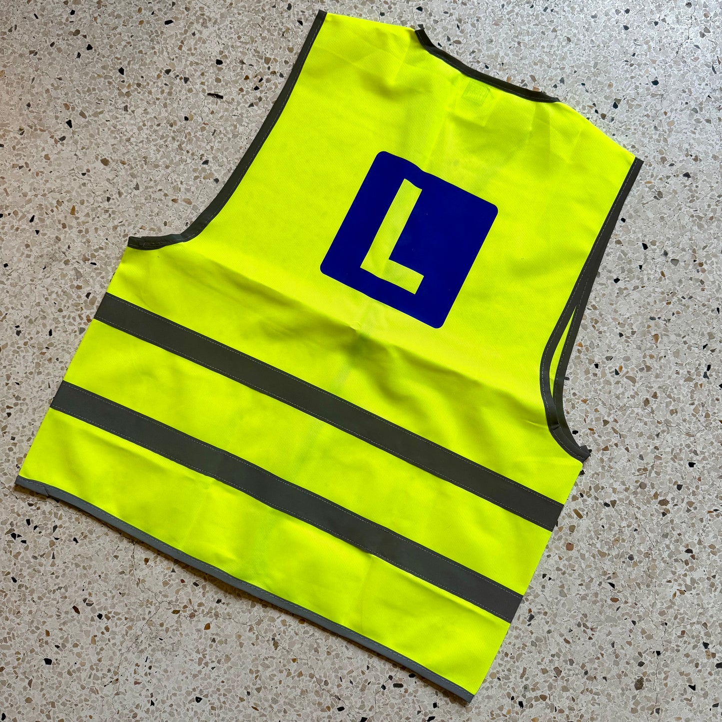 HRS - Veiligheidshesje 'in Training' met blauwe L voor buitenrit paarden (kind/volw)