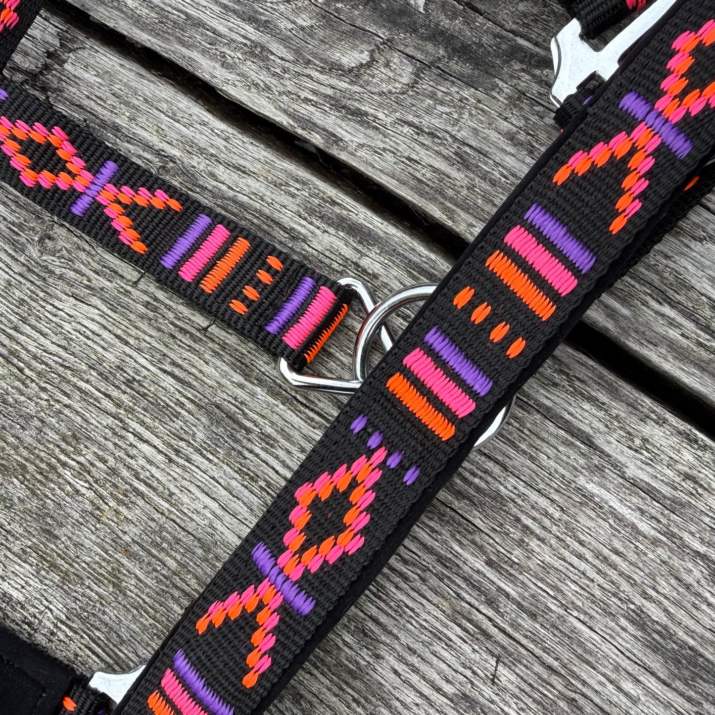 FMH - Licol en nylon brodé avec rembourrage ‘Nomad Spirit’ noir néon