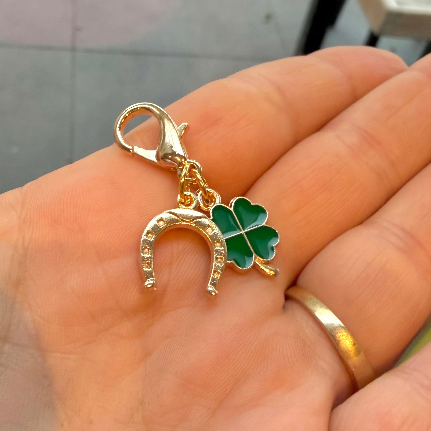 FMH - Ciondolo per testiera Lucky Charm Double Luck Quadrifoglio e Ferro di cavallo