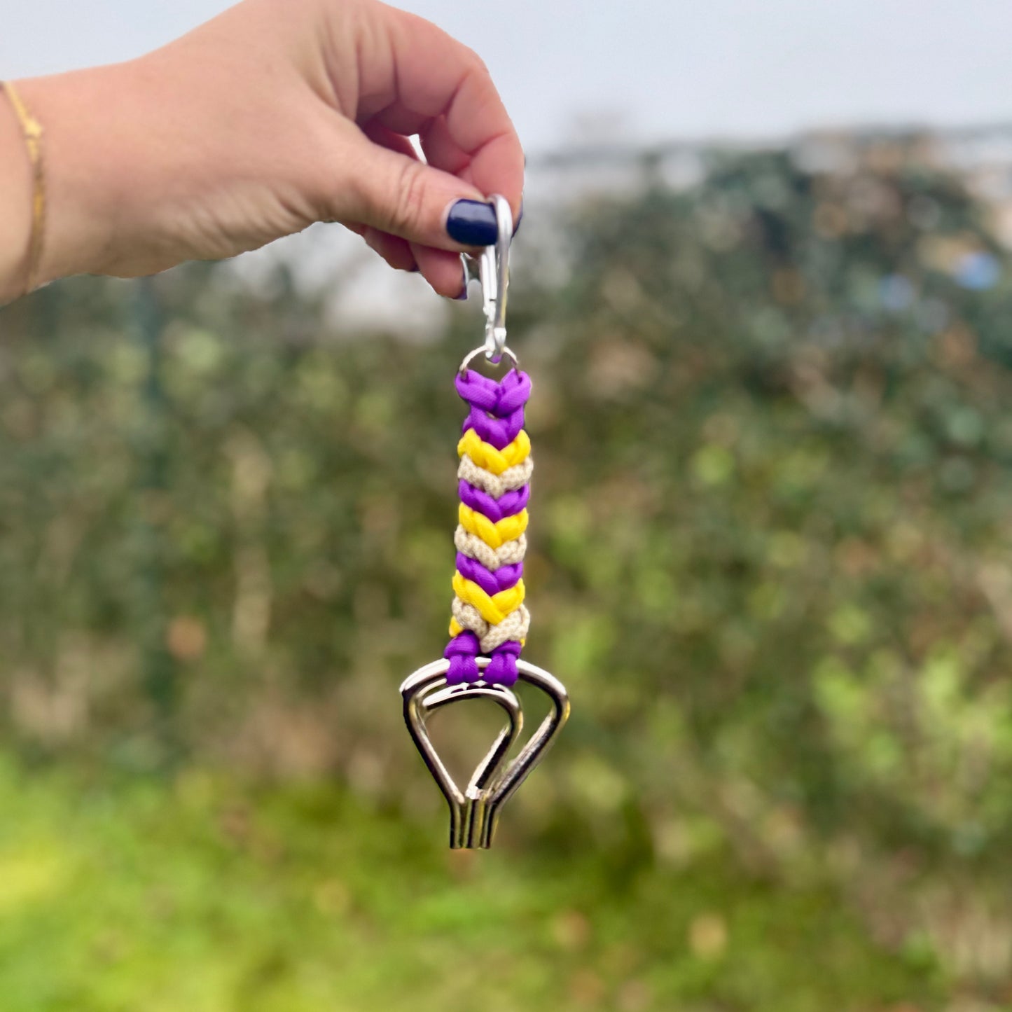 Handgemaakte Paardenhalsters - Inklapbare hoevenkrabber ‘Followmyhooves’ paars/geel