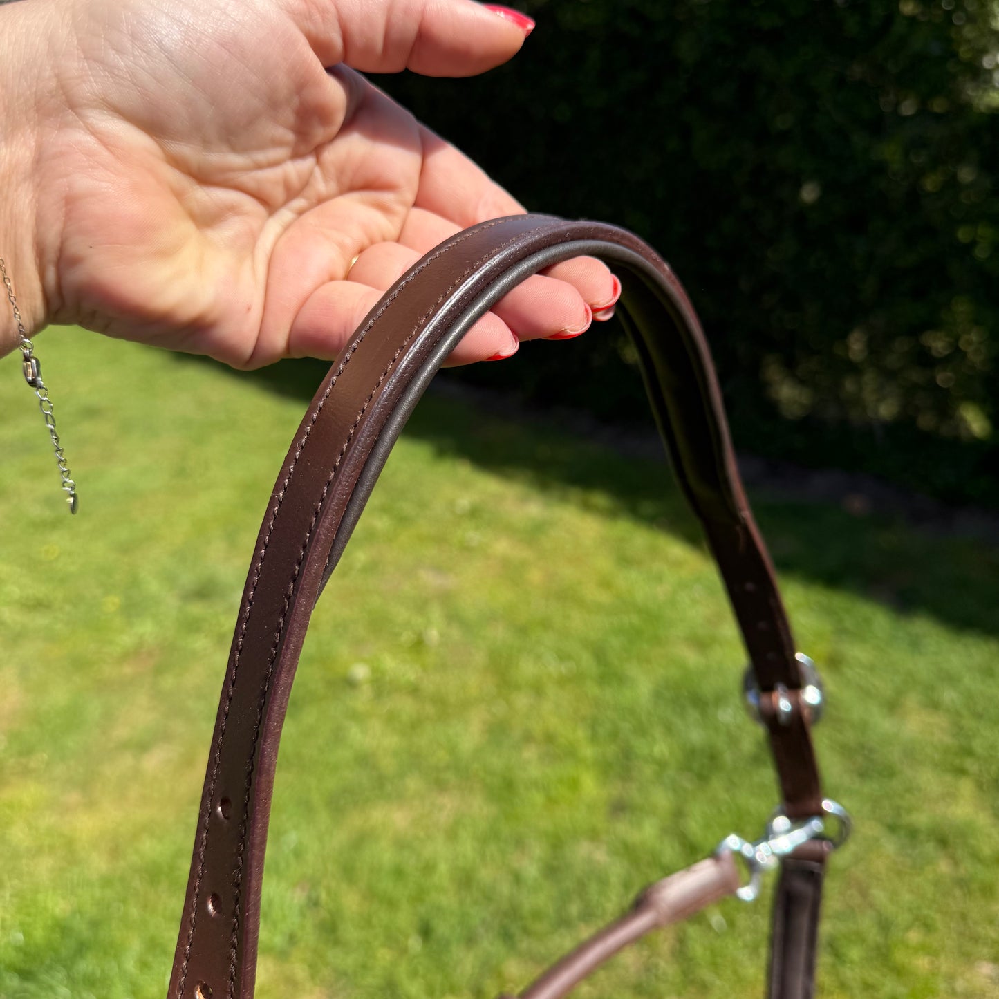 FMH – Cognacfarbener Lederhalfter mit Perlen „Beaded Bronco Nature“ Camel/Gold/Emerald