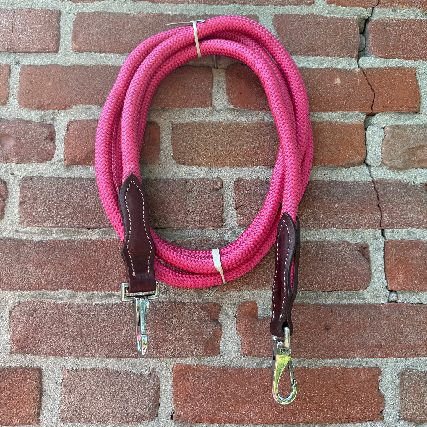 FMH - Gesloten teugels van touw met lederen detail en clip ‘Rope Rein Pink’