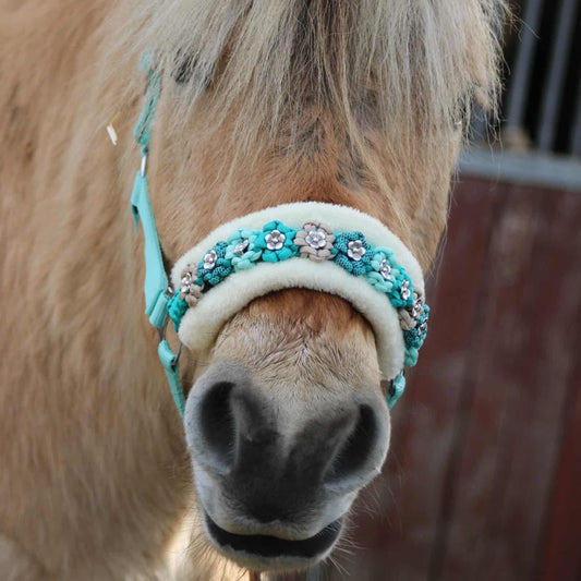 Handgemaakte paardenhalsters - Geknoopt bloemenhalster ‘Heavenly Blue’ Turquoise/mint