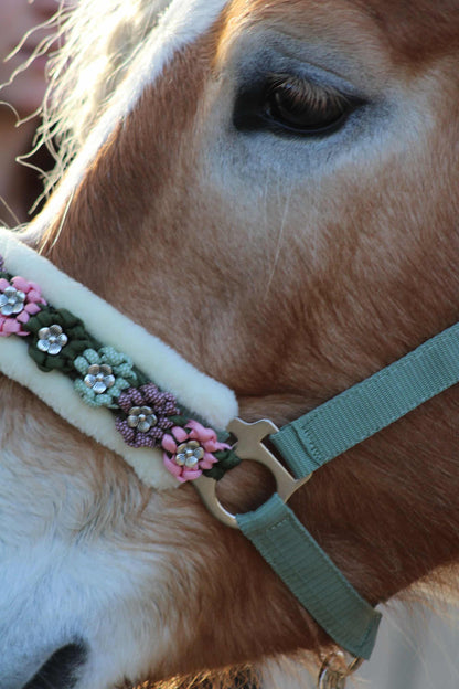Capestri per cavalli fatti a mano - Capestro floreale annodato ‘Magnolia’ oliva/rosa