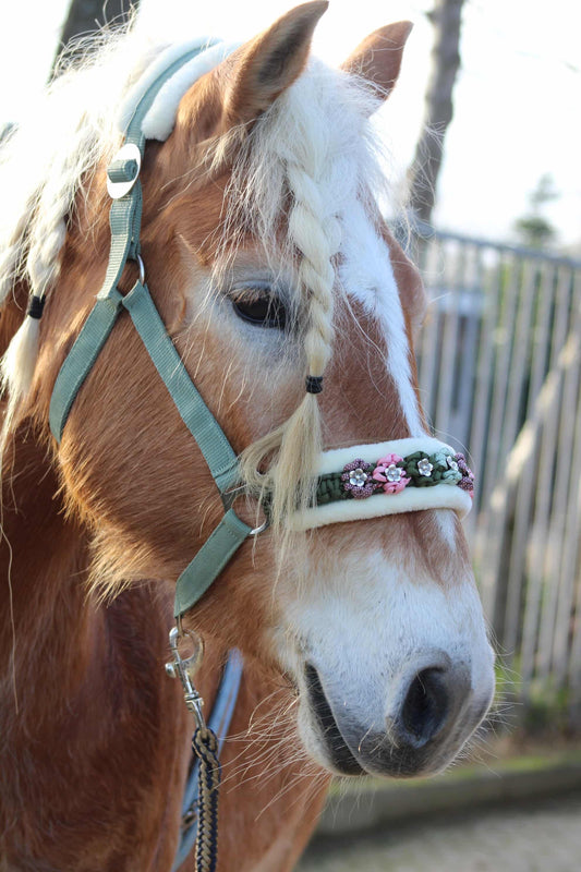 Handgemaakte paardenhalsters - Geknoopt bloemenhalster ‘Magnolia’ olijf/roze