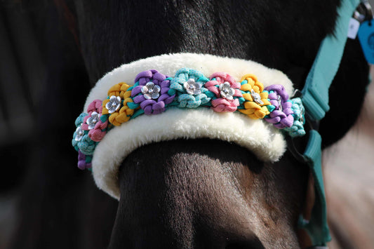Handgemaakte paardenhalsters - Geknoopt bloemenhalster ‘Spring Flower’ turquoise/pastelmix