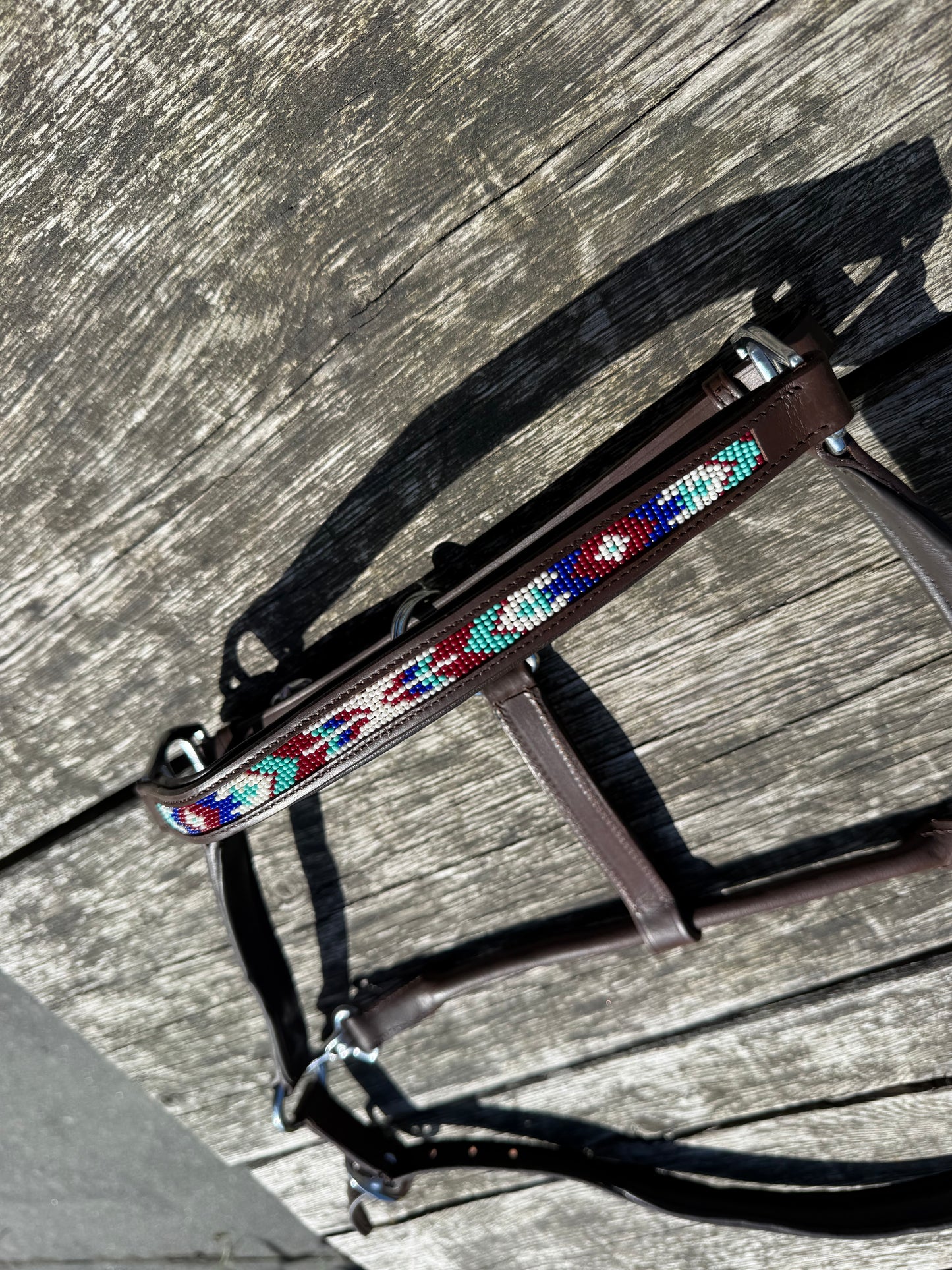 FMH - Licol en cuir cognac avec perles ‘Beaded Bronco Bluey’ bleu/turquoise/blanc